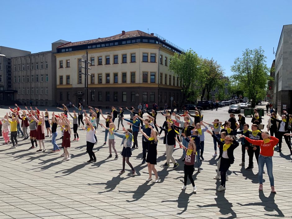 Masinis vaikų „flashmob‘as“ priminė prigimtines vaikų teises