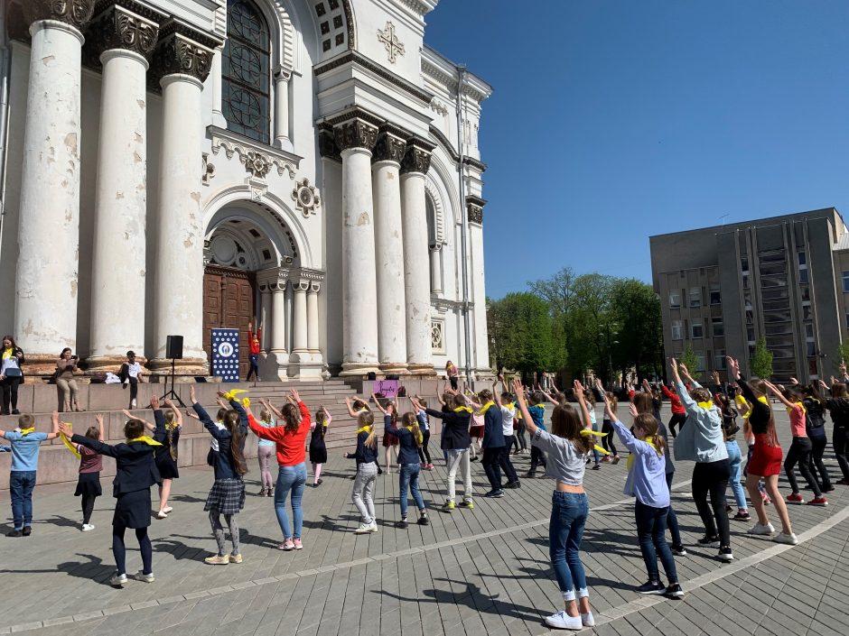 Masinis vaikų „flashmob‘as“ priminė prigimtines vaikų teises