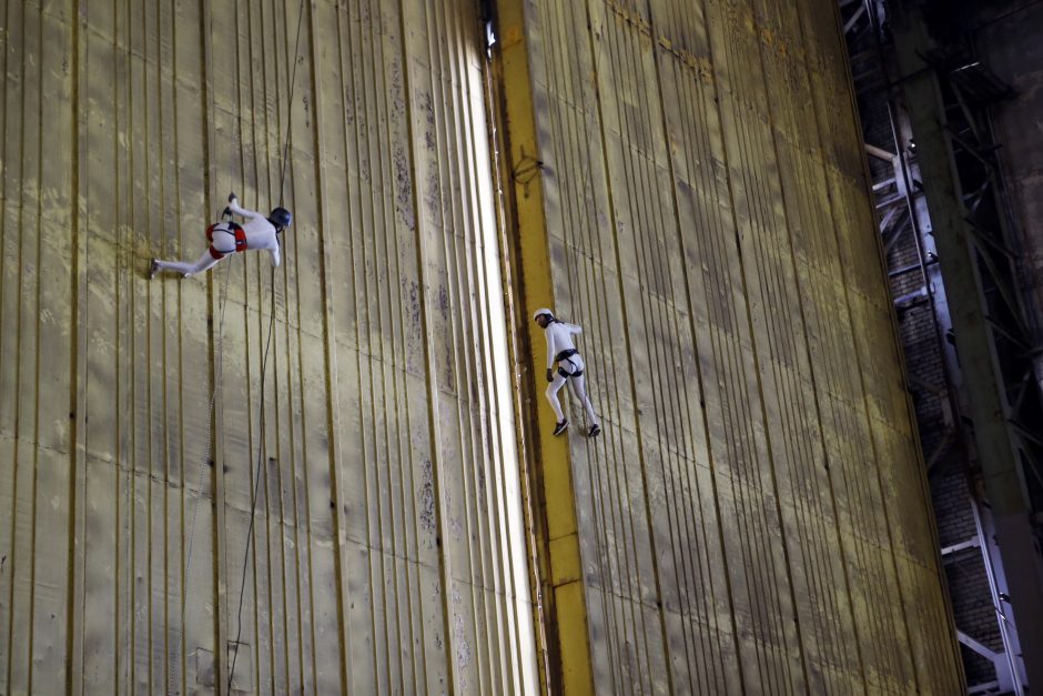 Klaipėdoje – vertikalaus šokio spektaklis tarp statomų laivų