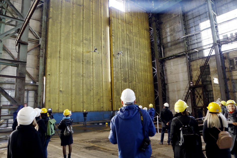 Klaipėdoje – vertikalaus šokio spektaklis tarp statomų laivų