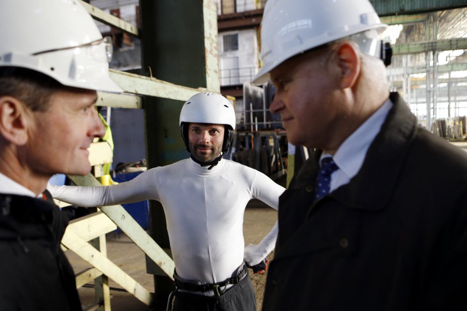 Klaipėdoje – vertikalaus šokio spektaklis tarp statomų laivų