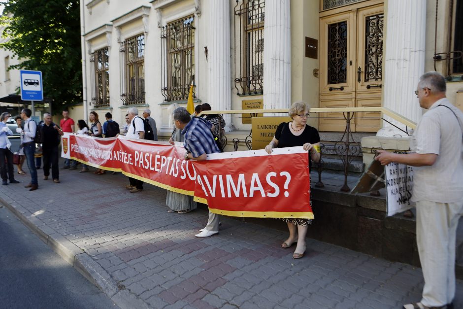 Minia piketuotojų reiškė nepasitenkinimą Atgimimo aikštės projektu