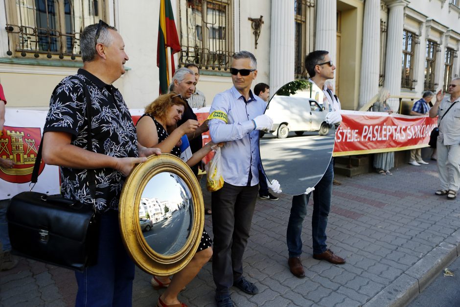 Minia piketuotojų reiškė nepasitenkinimą Atgimimo aikštės projektu