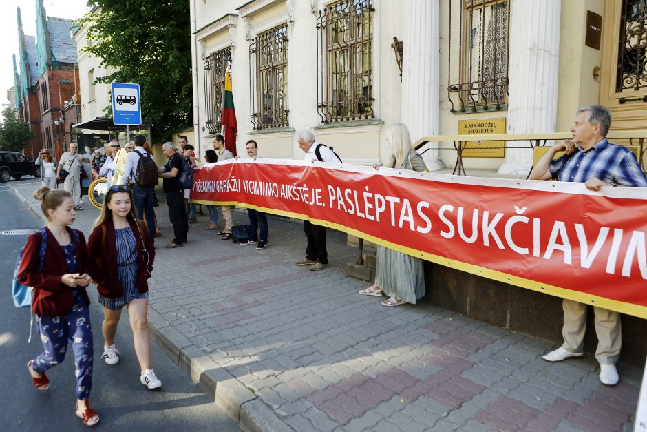 Minia piketuotojų reiškė nepasitenkinimą Atgimimo aikštės projektu