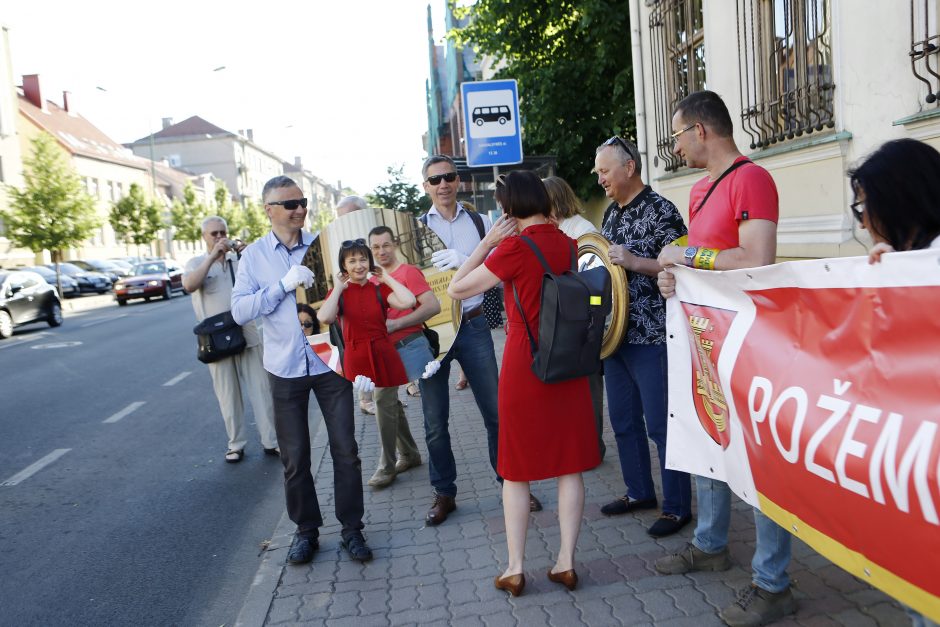 Minia piketuotojų reiškė nepasitenkinimą Atgimimo aikštės projektu