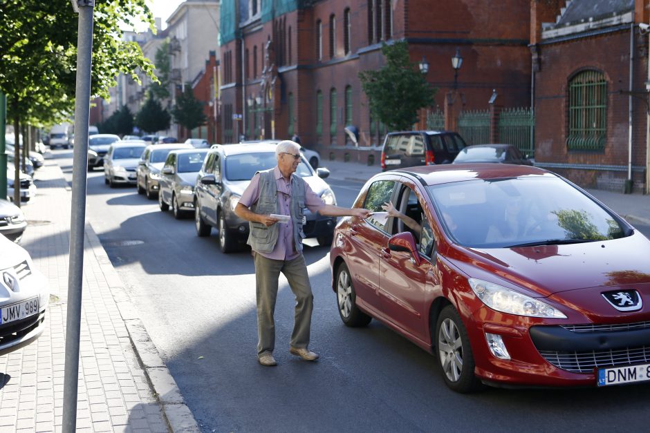 Minia piketuotojų reiškė nepasitenkinimą Atgimimo aikštės projektu