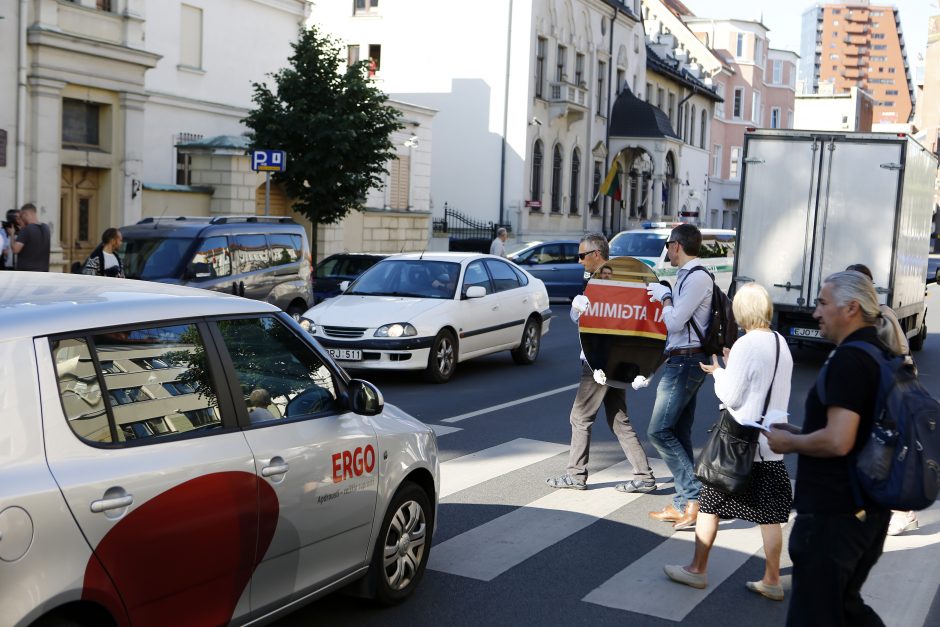 Minia piketuotojų reiškė nepasitenkinimą Atgimimo aikštės projektu