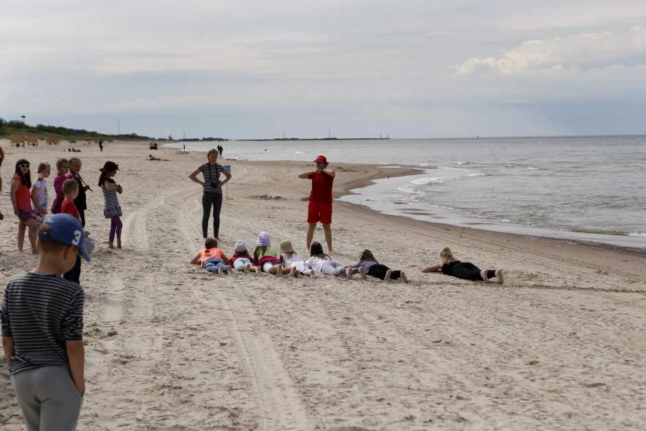 Gelbėtojai vaikams pasakojo apie saugų elgesį prie jūros