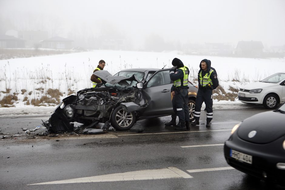 Moters vairuojamas visureigis rėžėsi į vilkiką