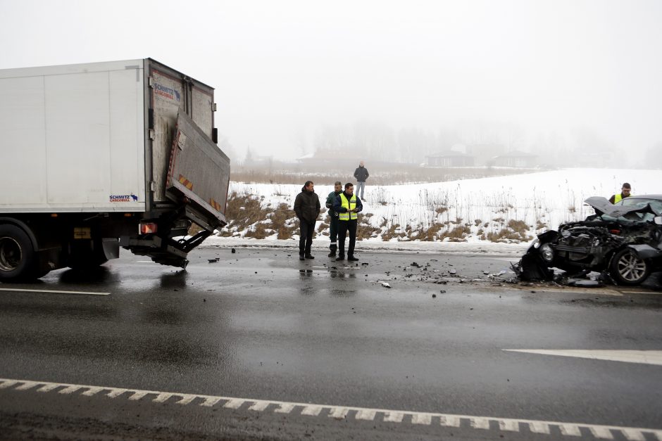 Moters vairuojamas visureigis rėžėsi į vilkiką