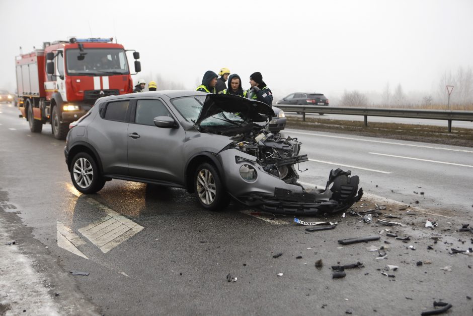 Moters vairuojamas visureigis rėžėsi į vilkiką