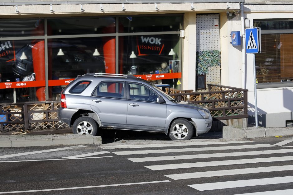 Visureigio skrydis Klaipėdoje baigėsi ant kavinės terasos