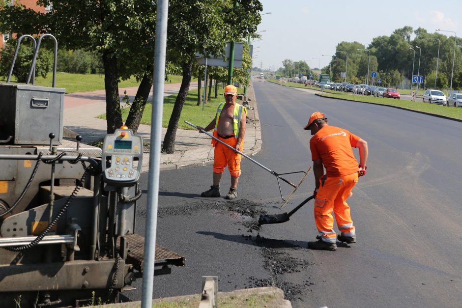 Dėl spūsčių autobusai vėlavo valandą