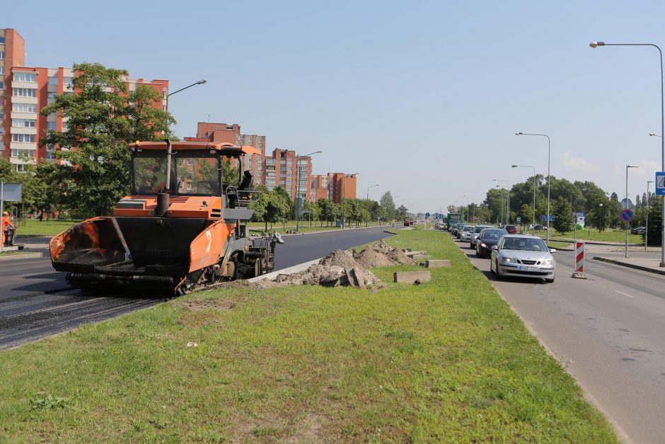 Dėl spūsčių autobusai vėlavo valandą