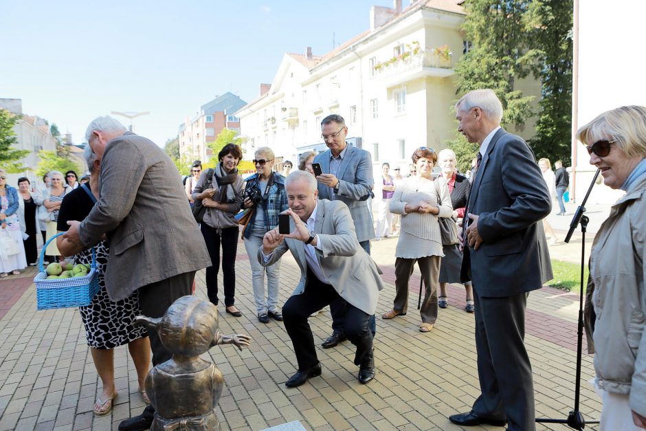 M.Mažvydo alėjoje praeivius džiugins bronzinė mergytė