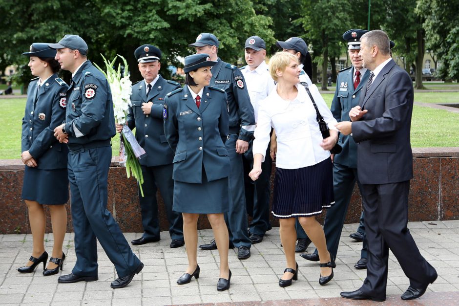 Klaipėdoje atsisveikinta su patyrusiais pareigūnais, prisaikdinti nauji policininkai