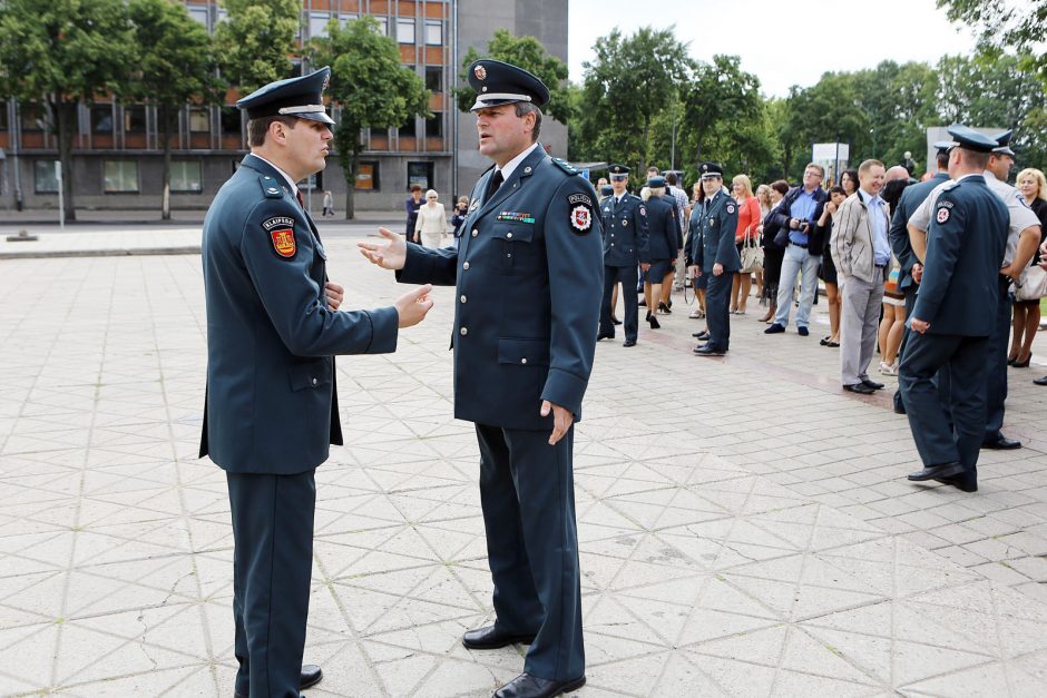 Klaipėdoje atsisveikinta su patyrusiais pareigūnais, prisaikdinti nauji policininkai