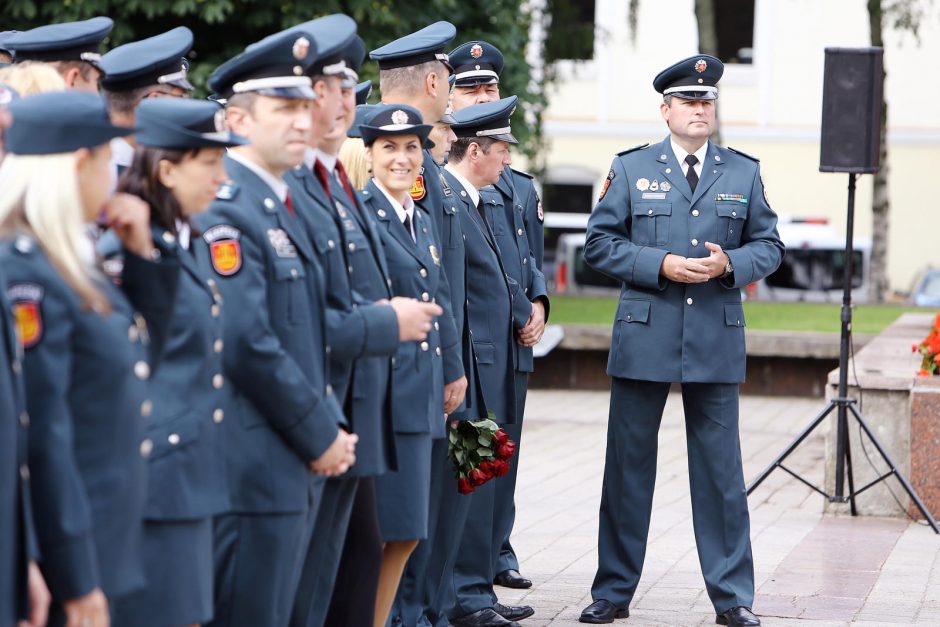 Klaipėdoje atsisveikinta su patyrusiais pareigūnais, prisaikdinti nauji policininkai