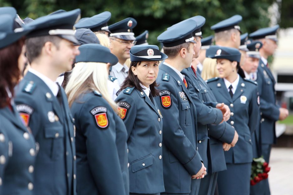 Klaipėdoje atsisveikinta su patyrusiais pareigūnais, prisaikdinti nauji policininkai