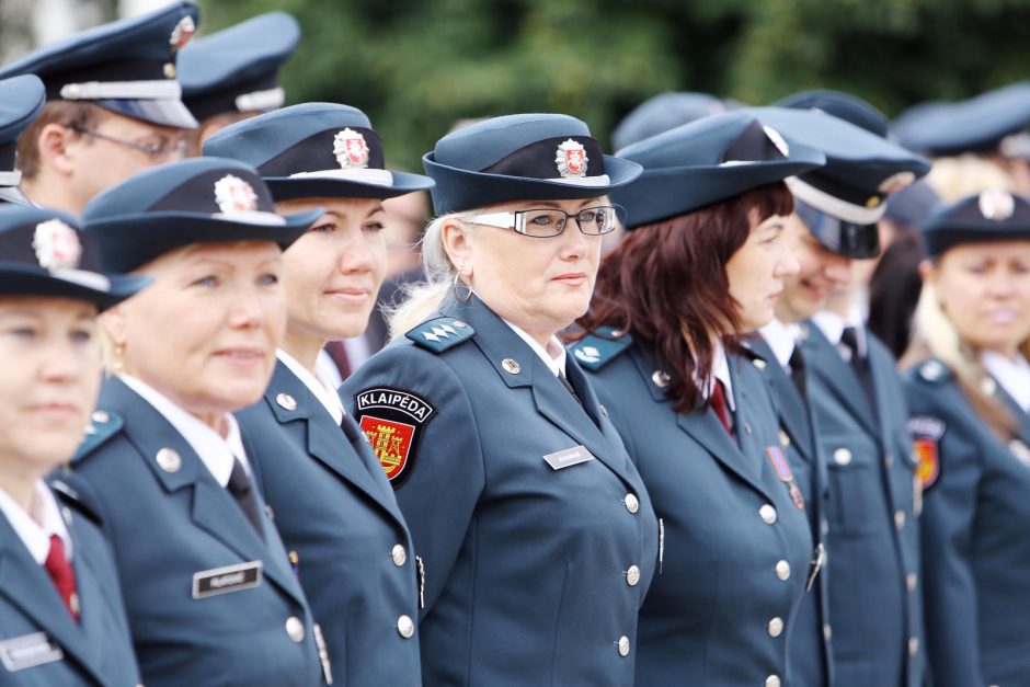 Klaipėdoje atsisveikinta su patyrusiais pareigūnais, prisaikdinti nauji policininkai