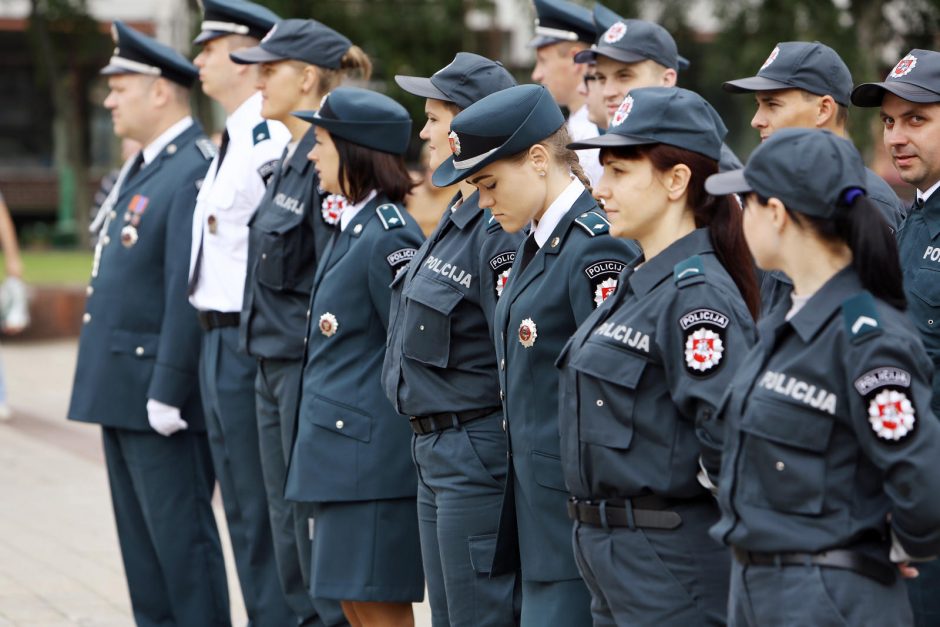 Klaipėdoje atsisveikinta su patyrusiais pareigūnais, prisaikdinti nauji policininkai