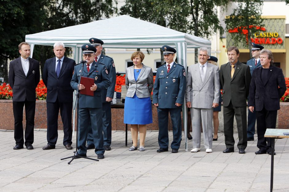 Klaipėdoje atsisveikinta su patyrusiais pareigūnais, prisaikdinti nauji policininkai