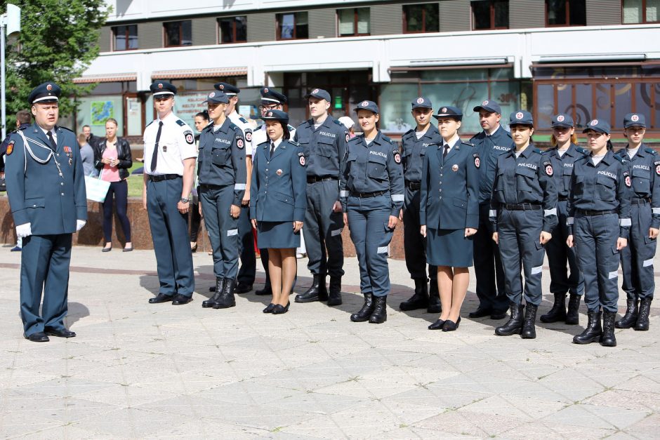 Klaipėdoje atsisveikinta su patyrusiais pareigūnais, prisaikdinti nauji policininkai