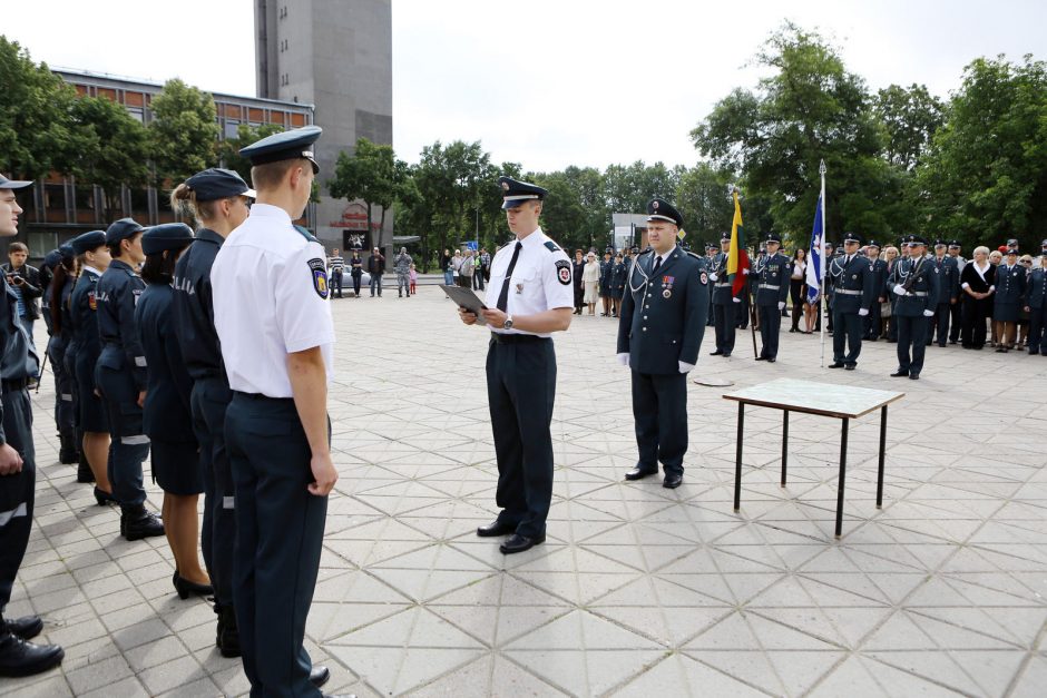 Klaipėdoje atsisveikinta su patyrusiais pareigūnais, prisaikdinti nauji policininkai