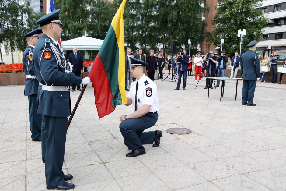 Klaipėdoje atsisveikinta su patyrusiais pareigūnais, prisaikdinti nauji policininkai