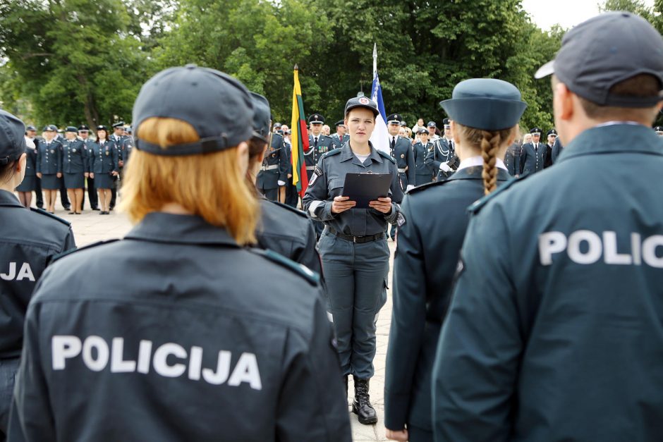 Klaipėdoje atsisveikinta su patyrusiais pareigūnais, prisaikdinti nauji policininkai