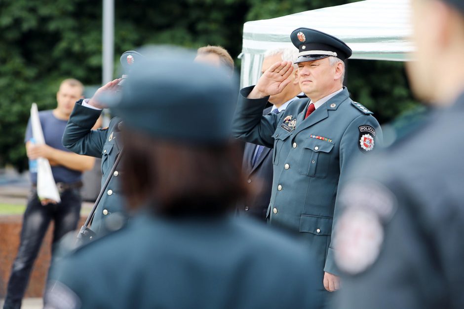 Klaipėdoje atsisveikinta su patyrusiais pareigūnais, prisaikdinti nauji policininkai