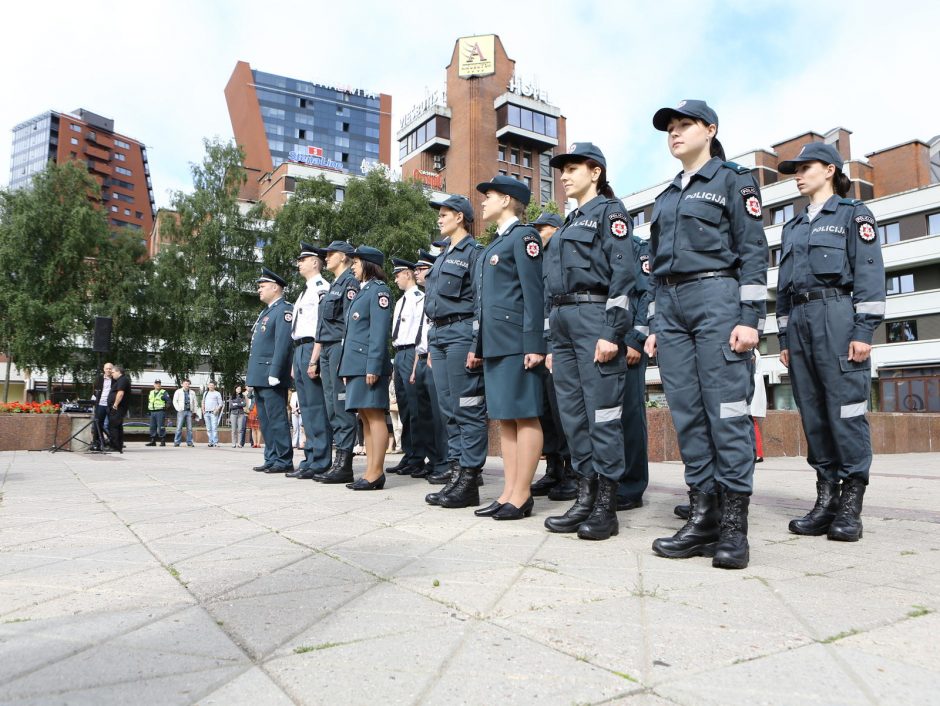 Klaipėdoje atsisveikinta su patyrusiais pareigūnais, prisaikdinti nauji policininkai