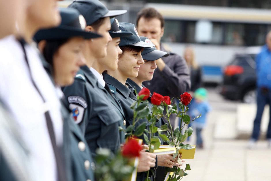 Klaipėdoje atsisveikinta su patyrusiais pareigūnais, prisaikdinti nauji policininkai