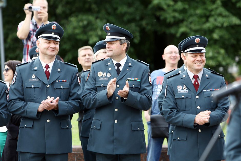 Klaipėdoje atsisveikinta su patyrusiais pareigūnais, prisaikdinti nauji policininkai