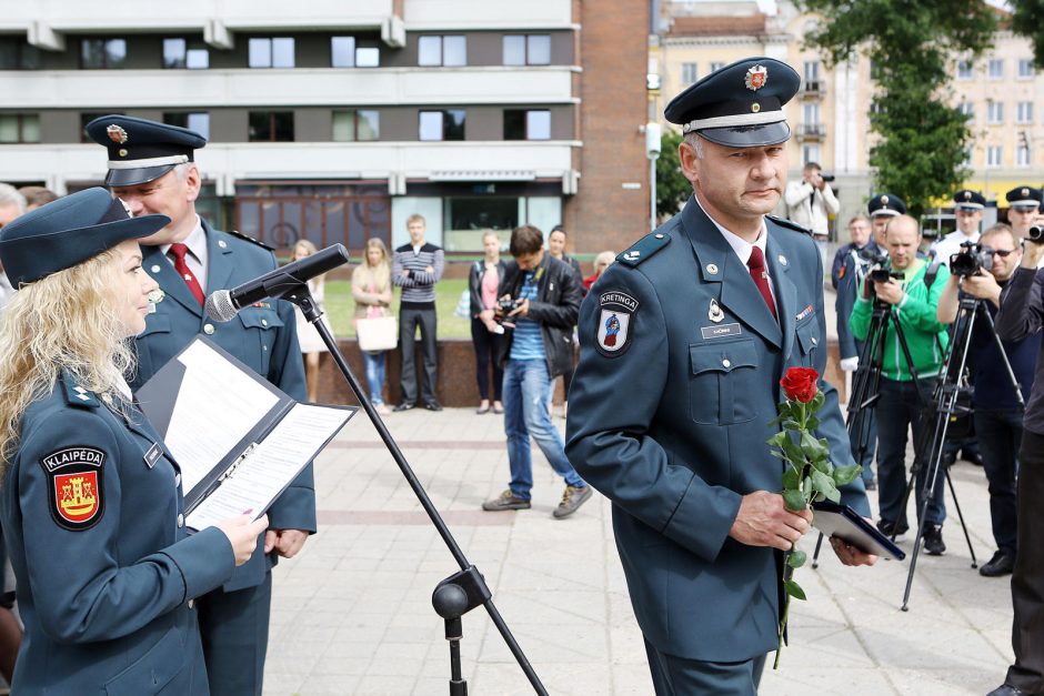 Klaipėdoje atsisveikinta su patyrusiais pareigūnais, prisaikdinti nauji policininkai