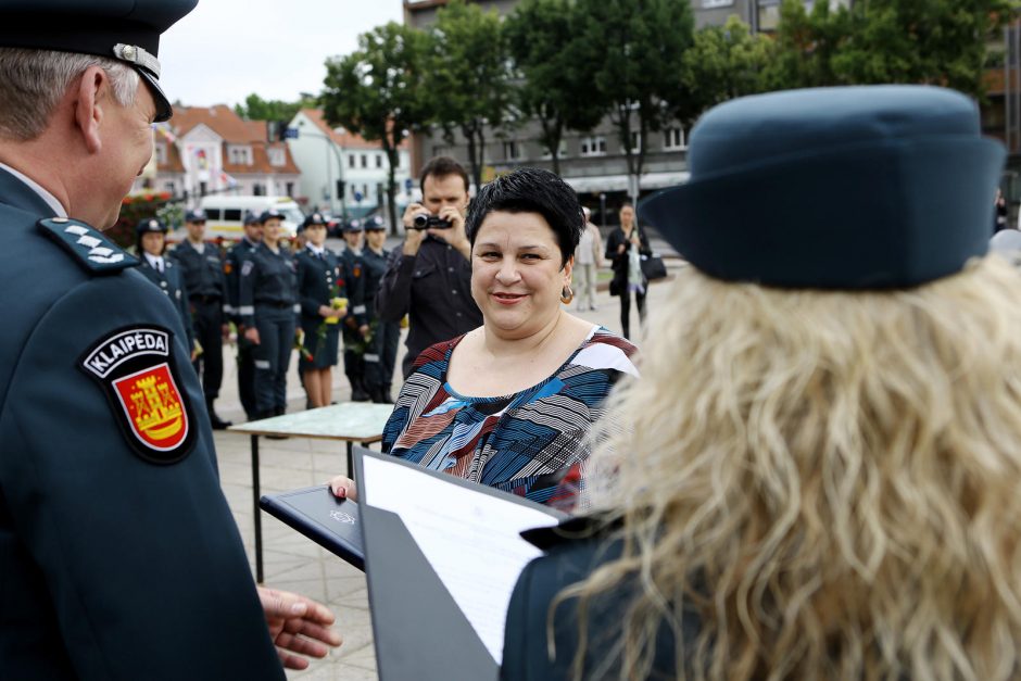 Klaipėdoje atsisveikinta su patyrusiais pareigūnais, prisaikdinti nauji policininkai