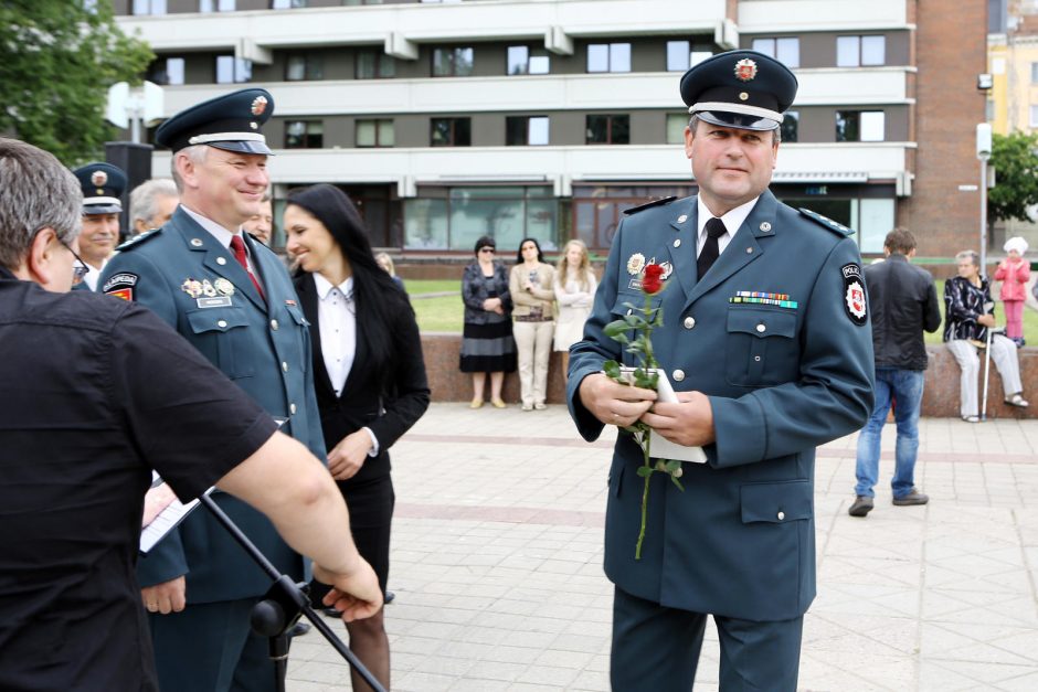 Klaipėdoje atsisveikinta su patyrusiais pareigūnais, prisaikdinti nauji policininkai