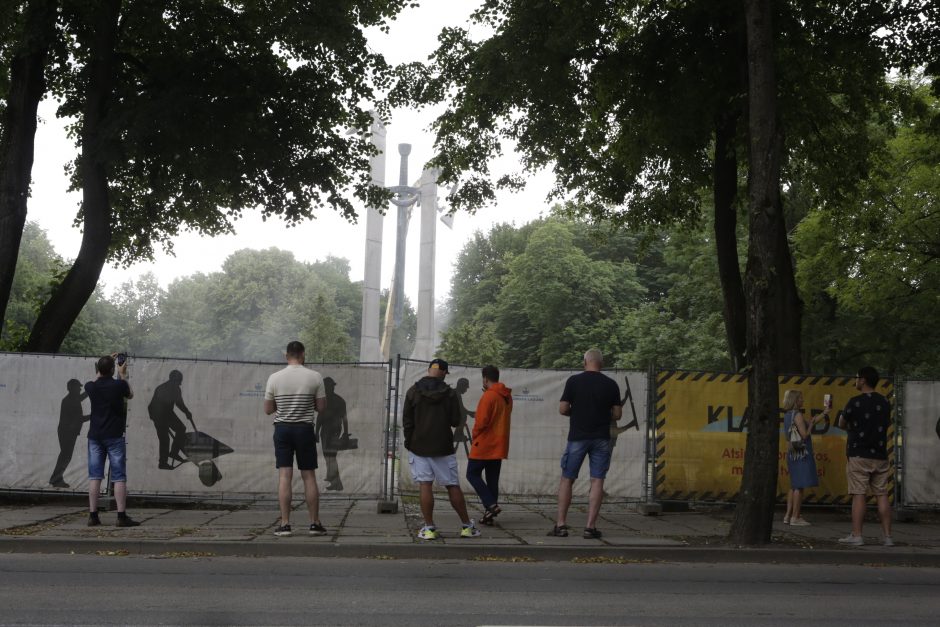 Klaipėdoje per pusdienį išmontuoti sovietmečio paminklai