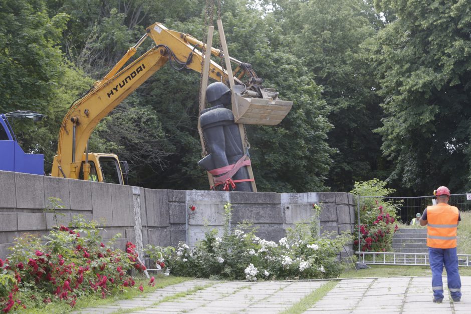 Klaipėdoje per pusdienį išmontuoti sovietmečio paminklai