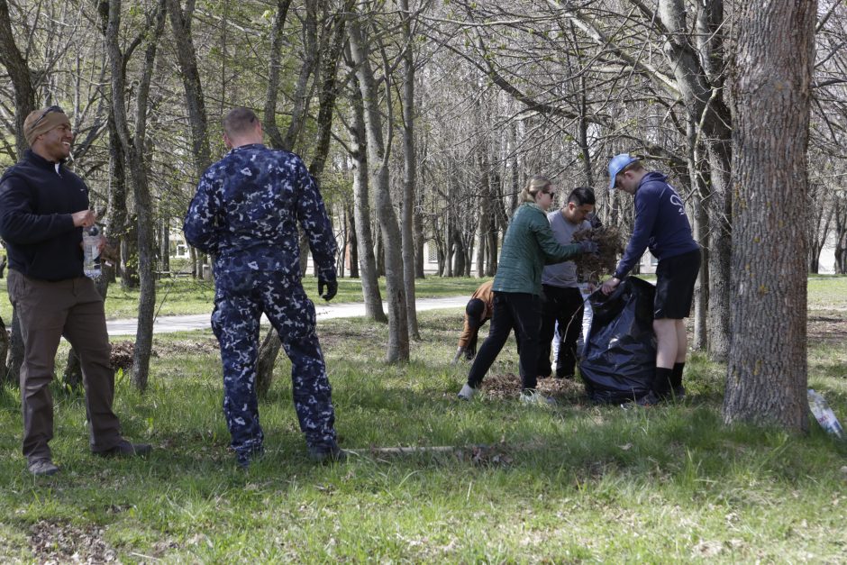 Uostamiestyje JAV kariai tvarkė aplinką