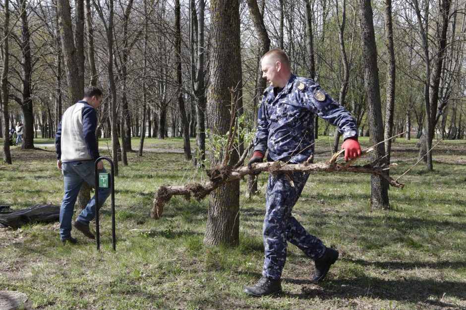 Uostamiestyje JAV kariai tvarkė aplinką