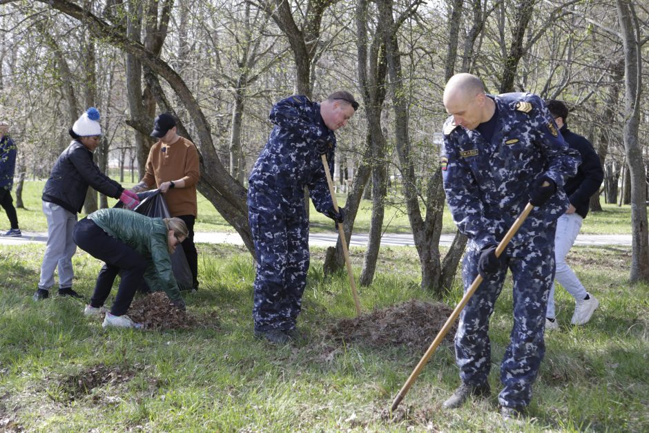 Uostamiestyje JAV kariai tvarkė aplinką