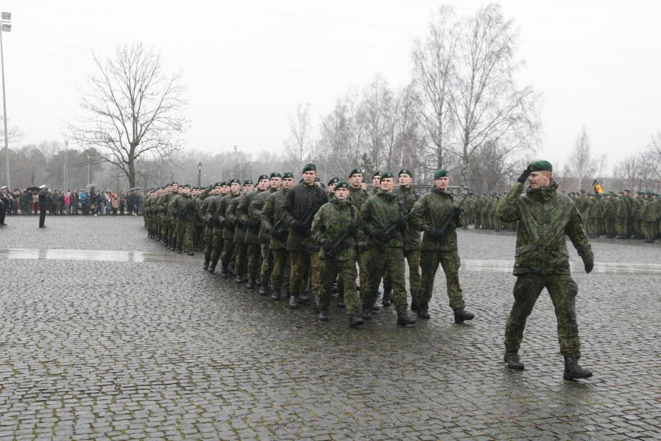 Uostamiestyje į atsargą išlydėti šauktiniai