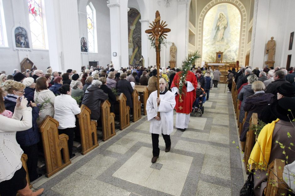 Verbų sekmadienį skubėjo į Mišias