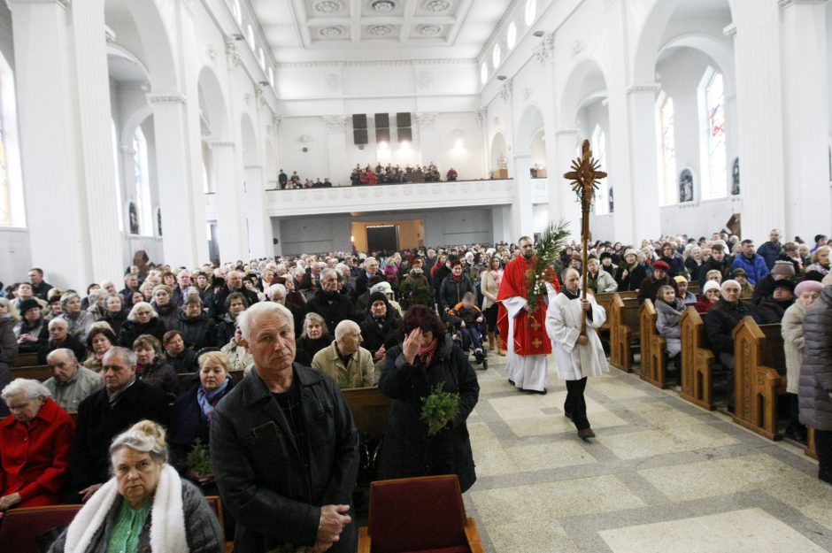 Verbų sekmadienį skubėjo į Mišias