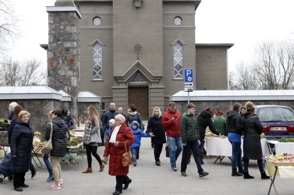 Verbų sekmadienį skubėjo į Mišias