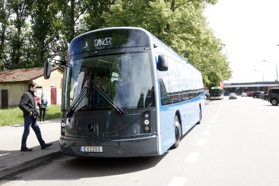 Išriedėjo klaipėdiečių kurtas elektrobusas