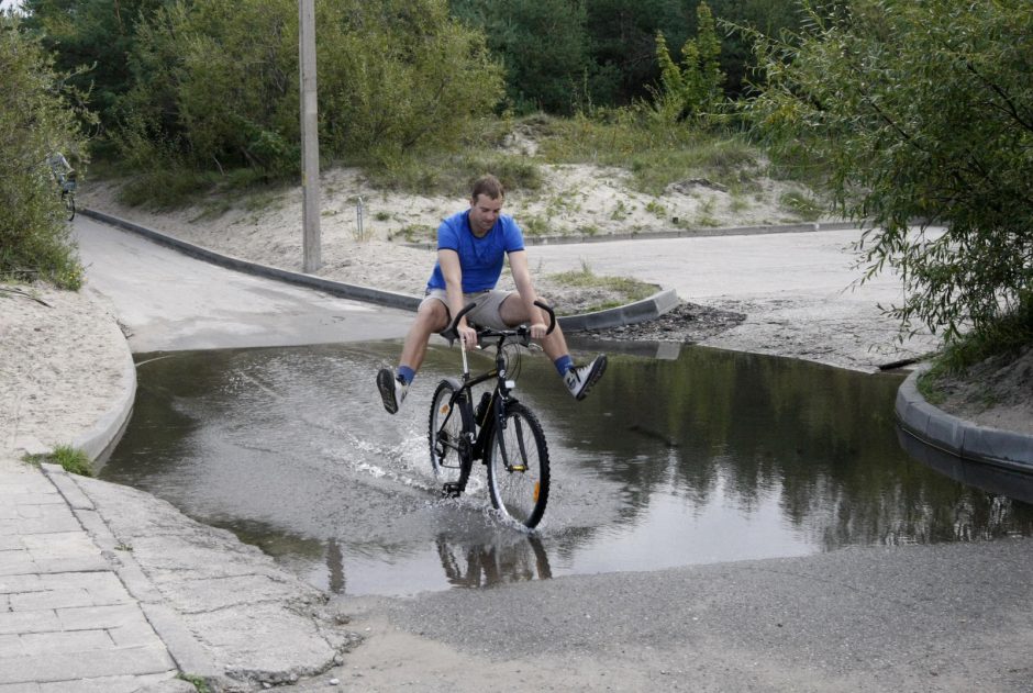 Dėl pelkės – nepatogumai poilsiautojams