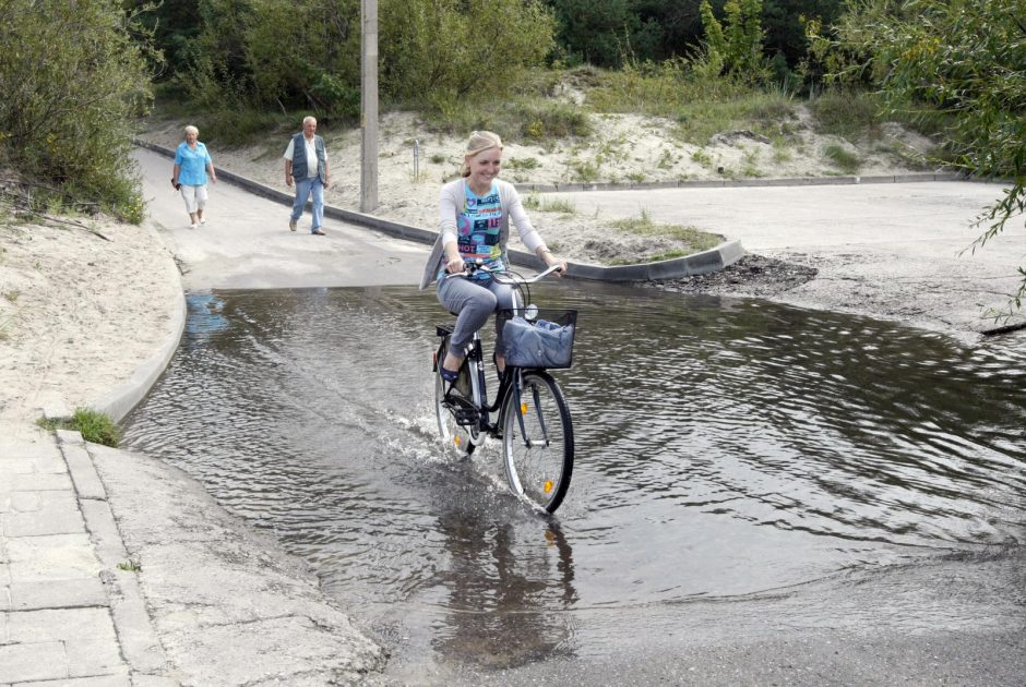 Dėl pelkės – nepatogumai poilsiautojams