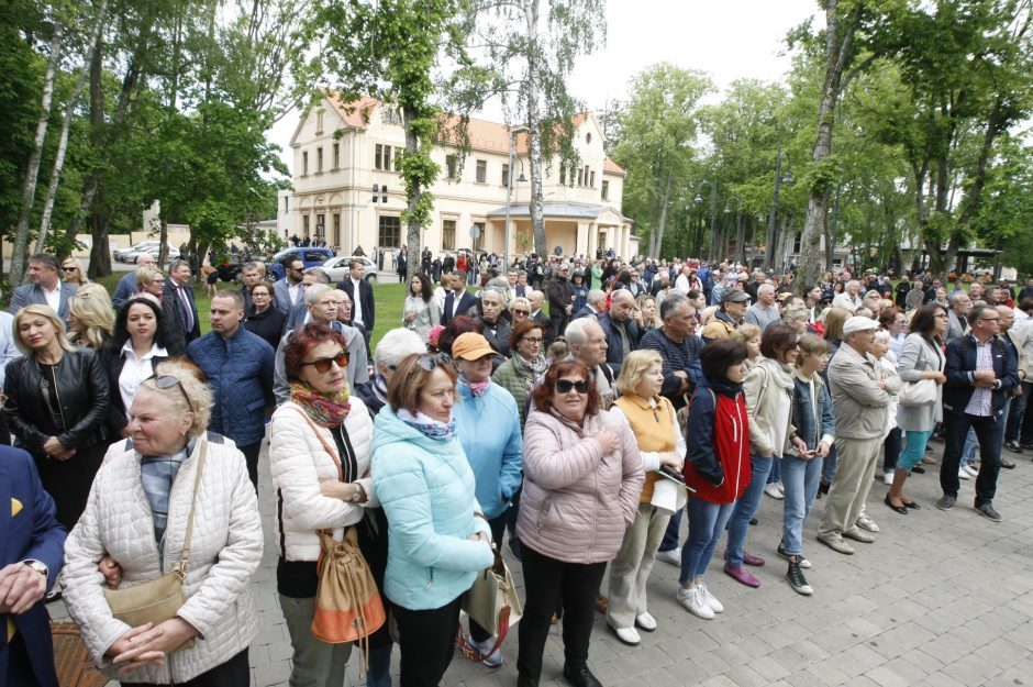 S. Povilaičio garbei – maestro autografas ant Palangos koncertų salės fasado